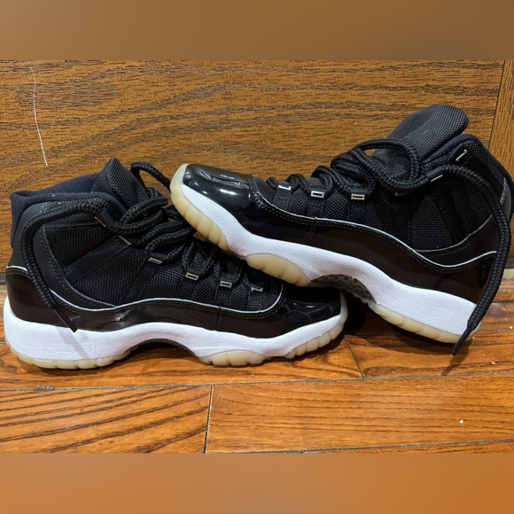 Jordan Kids Sneakers Black White Red - Picture 8 of 15